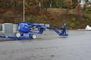 16 m Gelenkteleskopbühne beim Abladen von LKW-Tieflader