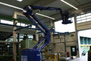 Elektro-Gelenkteleskopbühne für Einsätze in Lagerhalle zur Miete