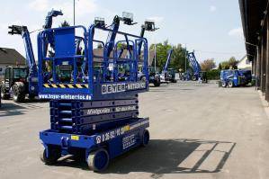 Scherenarbeitsbühne mit Elektroantrieb auf BEYER-Firmengelände