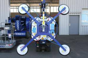 Glassauger an Minikran angebaut