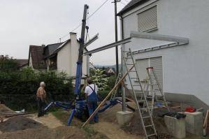 1 t Mietkran von BEYER-Mietservice beim Balkonbau im Einsatz