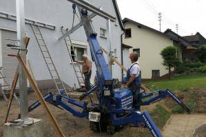 Minikran mit Bediener im Einsatz