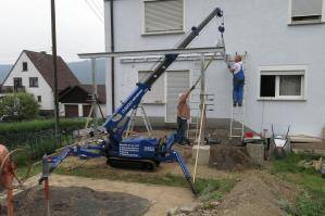 BEYER Kran mit 1 t Tragkraft im Garten im Einsatz