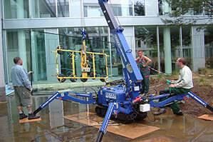 Abgestützter Kran von BEYER mit Glassauger im Einsatz