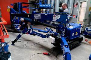 Abgestützter Minikran MC 55.1 im Einsatz