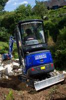 Heckansicht auf BEYER-Minibagger mit 2 t Betriebsgewicht im Einsatz