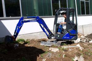 2 t Minibagger von BEYER-Mietservice bei Grabarbeiten im Einsatz