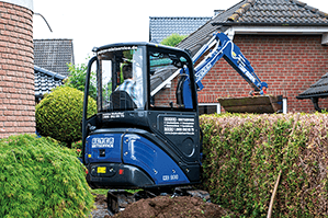 Minibagger mit ROPS-Sicherheitskabine im Einsatz