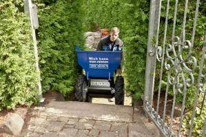 BEYER-Minidumper beim Aufstieg einer Treppe