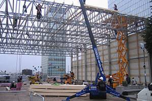 BEYER Minikran mit 3 t Tragkraft auf Baustelle im Einsatz