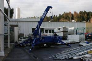 Abgestützter Minikran mit 12,66 m Hebehöhe & ca. 3 t Tragkraft im Einsatz