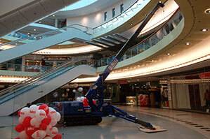 Minikran MC 127.3 in Einkaufscenter im Einsatz