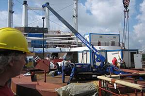 Abgestützter Minikran MC 127.3 von BEYER im Einsatz