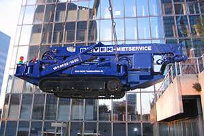 Verkranter Minikran von BEYER beim Transport zum Einsatzort