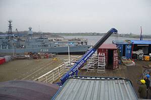 BEYER-Minikran am Hafen im Einsatz