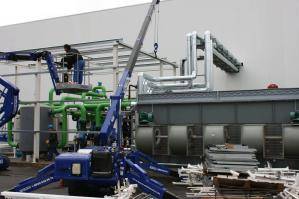 Abgestützter Minikran von BEYER-Mietservice im Einsatz