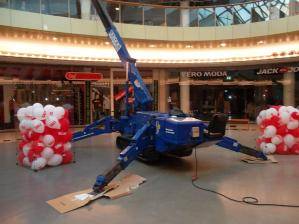 Abgestützter Minikran im Innenbereich in einem Kaufhaus im Einsatz