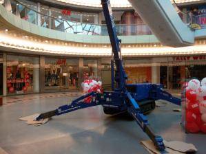 BEYER Minikran MC 127.3 in einem Kaufhaus im Einsatz