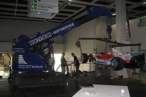 Minikran RC 164.5 bei Kranarbeiten im Innenbereich