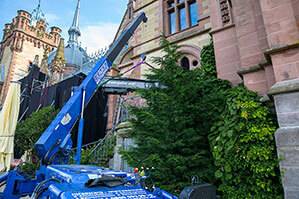 Minikran beim Setaufbau an Drachenburg im Einsatz