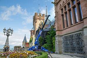 Minikran MC 127.3 beim Transport eines Kamerakrans an Drachenburg