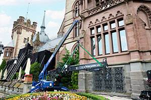 Minikran MC 127.3 beim Setaufbau am Schloss Drachenburg im Einsatz