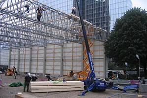 Mietkran von BEYER-Mietservice bei Montagearbeiten