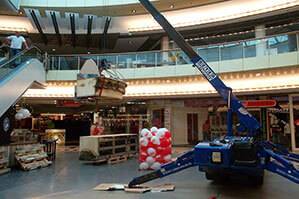 Minikran mit Kombiantrieb im Einkaufscenter im Einsatz