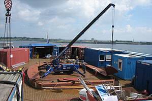 BEYER-Minikran beim Einsatz auf Schiff