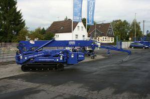 Seitenansicht von Minikran MC 168.4 K auf BEYER-Firmengelände