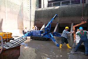 BEYER-Minikran beim Spezialeinsatz in Staudamm