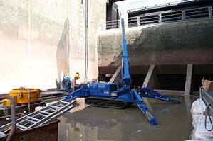 BEYER-Minikran in Staustufe im Einsatz mit 3 t Tragkraft