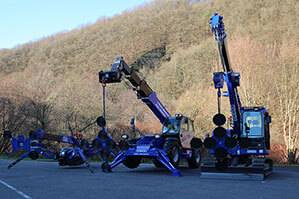 Minikran und Teleskopstapler mit Anbauwerkzeug Glassauger