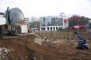 Minikran RC 164.5 auf unebenem Untergrund auf der Baustelle