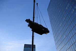 Verkranter Minikran in der Luft hängend