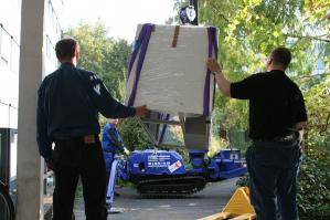 Minikran im Einsatz bei Lastentransport