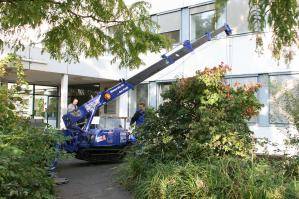 Seitliche Ansicht vom Kleinkran mit ausgefahrenem Arm