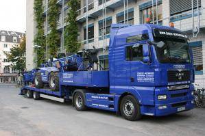 Seitenansicht vom LKW mit Maschinen aufgeladen