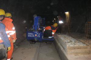 BEYER Minikran in U-Bahn-Tunnel im Einsatz