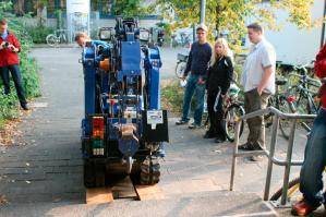 Kompakter Minikran bei Fahrt über Treppe