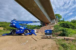 Drehbarer Teleskoplader TSR 3060 im Einsatz beim Tausch von Brückenlagern einer Straßenbrücke