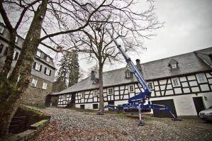 Schräg abgestützte Raupenbühne bei Einsatz am Schloss Schönstein