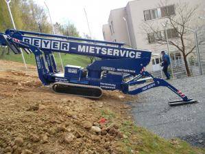 30 m Raupenarbeitsbühne bei Hangfahrt zum Einsatzort