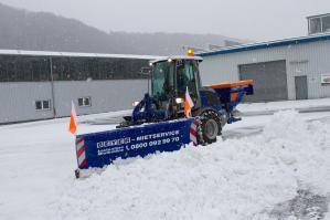 Radlader RL 100 mit hyrd. Schneeschild und Salzsilostreuer im Winterdiensteinsatz