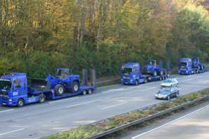 Radlader Transport durch BEYER-Tieflader auf Autobahn