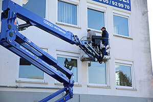 Raupenbühne RAB 207 GT B/E bei Elektroinstallation im Einsatz