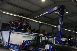 Raupenarbeitsbühne in Werkstatthalle im Einsatz