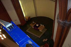 Raupenarbeitsbühne mit 18 m Arbeitshöhe im Einsatz in Kirche