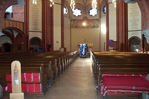 18 m Raupenarbeitsbühne von BEYER beim Einsatz in einer Kirche