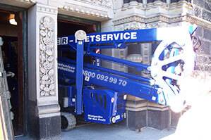 Eingefahrene Raupenbühne beim passieren einer Tür